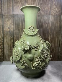 龙泉窑瓷塑九龙纹花瓶