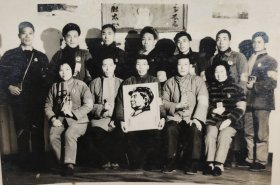 建国早期学校毛泽东思想的工作队(捧毛主席像，戴像章和红袖，时代特征明显)