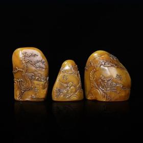 珍藏手工篆刻寿山石原石闲章印章一套，印章尺寸约为4.5×1.8×4.6厘米左右，印章净总重326克，搭配布盒