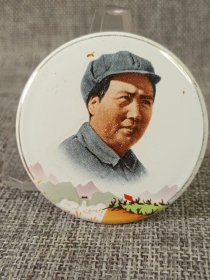 #23011511，毛主席纪念章，搪瓷材质，正面图案毛泽东右看头像，字自己动手丰衣足食，背山东省革命委员会敬制，直径约5.5CM，品如图。