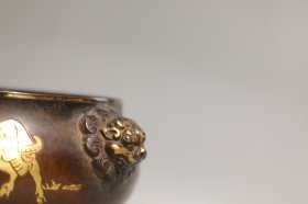 明 铜胎鎏金二牛图狮首耳炉
