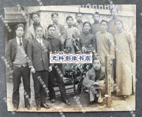 【福州教育史料】1934年 福州东瀛学校专修科第16届中国毕业生与校长及老师在教学楼下毕业纪念桩前合影照一枚（相纸较厚，毕业纪念桩上写有“专修科第十六回卒业生纪念树 民国二十三年二月十二日立”字样。福州东瀛学校专修科，以教授日语为主，课程三年，专招收中国中小学毕业者，以为升往台湾医学校或日本留学之准备。到了1932年，原本两个班编制的“专修科”，缩减成一个班，中国学生人数也随之减少。）