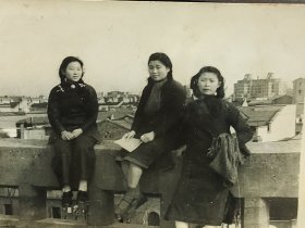建国初期桥上旗袍美女老照片