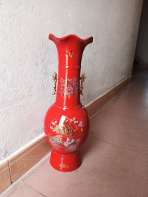 红釉描金瓶