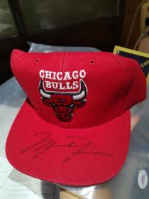 乔丹签名芝加哥公牛队球帽。Beckett证书