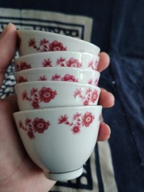 中国余姚瓷小红花边饰花卉纹小茶杯酒杯，品相如图杯子有一个底部磕了其余完好，五个特价通走