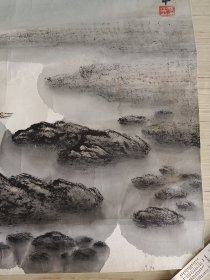 四川著名书画家张成年，水墨手绘山水画一副，旧托片，尺寸48x40厘米，保真包手绘 张成年，1954年生，四川射洪人，1989年入中央美院徐悲鸿画室学习。师从廖静文、徐庆平、戴泽、白雪石、黄胄、范缜、周怀民等著名画家和教授。1992年10月分别在北京徐悲鸿纪念馆，北京大学成功举办个人画展 1993年7月在四川美术馆成功举办个人画展，擅长中国画，人物﹑山水﹑花鸟﹑动物。