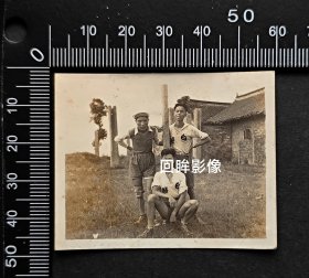 1947年白熊球队队员在上海七宝古庙前合影