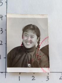 50年代粗辫子美女佩戴毛主席像章泛银照片(军人张克珍相/册)