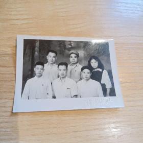 老照片–五个青年留影（中国摄影社）