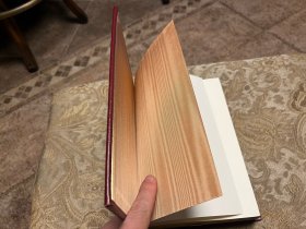 《安娜·卡列尼娜》Anna Karenina 托尔斯泰 Tolstoy 的长篇小说。贵妇安娜与军官渥伦斯基邂逅相爱，她不顾舆论束缚与之相伴，却因爱情变质和社会压力最终卧轨自尽；贵族列文追求精神道德，在爱情挫折与农事改革困境中，于家庭和土地劳作里寻得内心安宁…这部作品是世界文学经典，影响深远，以其深邃思想、高超技巧和广阔视野为人道。Easton 出版社真皮限量收藏版，早期精品。