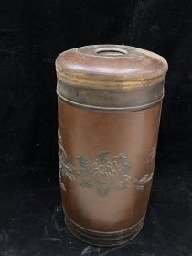 紫砂罐内藏陈年老茶 尺寸：直径26厘米，高48厘米。