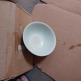 豆青瓷碗。无任何破损残缺。