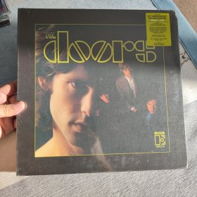 The Doors 大门乐队首专50周年纪念版，限量编号03589。内置3CD+1LP，CD包括录音室专辑立体声版+单声道版+67年现场，黑胶为单声道版。欧版全新未拆，右上角轻微磕碰和封膜轻微破裂。