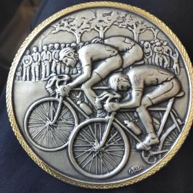 外囩体育题材纪念章铜镀银直径88毫米自行车运动