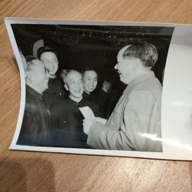 超大尺寸老照片：1956年，毛泽东和出席政协会议的科学家童第周、胡愈之、华罗庚、费孝通在一起。