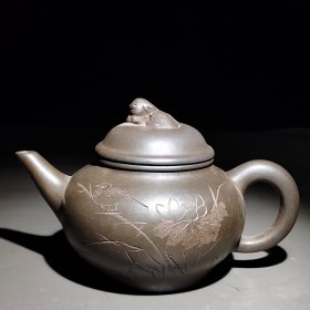 何挺初作，多孔紫砂壶。..