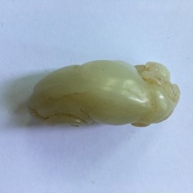 和田脂白玉籽料雕刻瑞兽貔貅玩挂件。重54.2g。