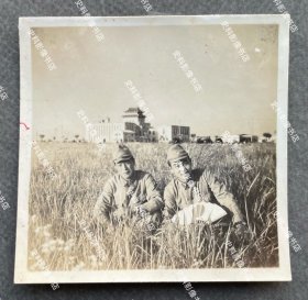 【上海旧影】1941年 上海市中心区（今五角场地区）“和平纪念林”草地上日军第5师团步兵第21旅团的两名士兵以伪上海市政府大楼为背景合影 原版老照片一枚（照片背面有1941年6月27日“松第二部隊本部”即日军第5师团步兵第21旅团司令部检阅章。1941年，伪上海市政府在市中心区种植“和平纪念林”，1943、1944年在伪市政府举行两次植树节活动。）