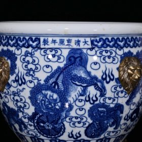 大清乾隆青花狮纹包铜回流缸（31.5×37cm）