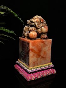 回流珍品，寿山石云锦芙蓉印章摆件 大清著名雕刻家【吴昌硕】之藏品 取材上乘寿山云锦芙蓉石，色泽鲜艳饱满，机理细腻油润，质地纯净透通，工艺精湛一流，瑞兽威武霸气，栩栩如生，天然红色石纹如祥云般围绕石身，美轮美奂，包浆醇厚自然，属实收藏观赏珍品 【品名】天降祥瑞 【尺寸】高20×宽10 【重量】3500克