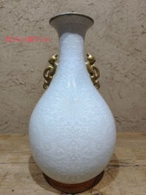 旧藏白釉描金刻花赏瓶