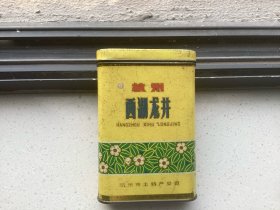 优惠特价。早期杭州土特产公司杭州龙井茶盒，三潭印月图案，漂亮鲜艳完整。PS：老物件品自鉴，要求完美者慎拍