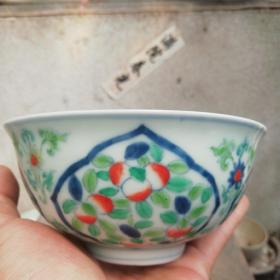 大明成化年制款多子多寿开窗花卉纹青花斗彩细瓷小碗。疑为清三代仿。