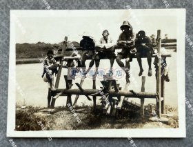抗战时期 湖北、江西一带脚蹬龙骨水车的农夫 原版老照片一枚