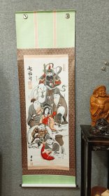 日本最古七福神 流传最广的七福神，景文的七福神 日本回流书画轴挂轴 纵173Cm横53Cm，印品，纸本纸裱，轴全。 这幅淡路岛七福神流传多，但带章的不多，有三个章，红章为手盖的，非印品，平成元年的，与最出名的七福神相识一次。