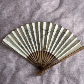 八十年代南京金陵扇厂折扇一把，一面为画作一幅，一面为南京市区交通旅游图、南京简介