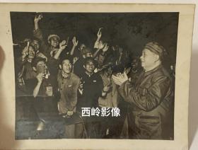 【老照片】稀见！伟大领袖毛主席于1960/1970年代接见红卫兵原版老照片一张，未见出版记录（自鉴），原版老照片，保老保真，经典红藏～