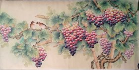 葡萄，工笔画法，真人真迹纯手绘作品，假一赔万，终身保真，您放心入手，陕西省美协张妮老师原创大作，实际画的比照片拍出来要漂亮的多，葡萄的刻画入木三分，画的非常细，葡萄，水滴很有意境，写意画看整个构图，非常棒。尺寸1.4米×70公分，四尺整张的，家里客厅，沙发背景墙，卧室，书房，玄关，茶室，办公室，大厅，餐厅都可悬挂，朋友结婚，新房乔迁，家有喜事，过节送礼再好不过了，葡萄寓意多子多福，富贵满堂。