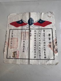 民国三十六年四川华阳县国民学校毕业证书一份，学生是一个童子军，照片里的胸部挂了一个童子军校牌，毕业证长33厘米宽31厘米，卖500元。