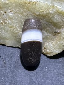 药师玛瑙风化纹随形桶珠一个