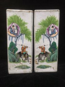 清：釉上彩童子骑牛故事笔筒一对，瓷形规矩，器面洁白，绘画精美细腻，以人物为题材。胎体细腻，手感润滑，施釉均匀，釉层饱满，线条流畅，包浆纯润，境意美好！ 尺寸：高28cm，直径11cm，重3948g