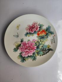 艾俊，原籍安徽，出生于景德镇。江西省陶瓷艺术大师，，江西省高级工艺美术师，江西省工艺美术师，景德镇市高级工艺美术师,景德镇市非物质文化遗产传承人，毕业于景德镇市陶瓷美术学院。现任聘为江西省旅游商贸学院艺术系客座教授，江西省美术家协会会员，景德镇市美术家协会会员，五一劳动奖章获得者，张松茂陶瓷艺术培训班第一期优秀学员。。