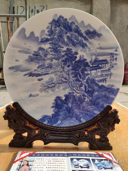 马小英，女，高级陶瓷工艺美术师，1975年生于“瓷都”景德镇陶瓷世家，1996年毕业于景德镇陶瓷美术学院美术系。现为江西省工艺美术学会陶瓷艺术专业委员会委员，景德镇市陶瓷美术家协会会员。毕业后，一直从事陶瓷绘画创作工作。