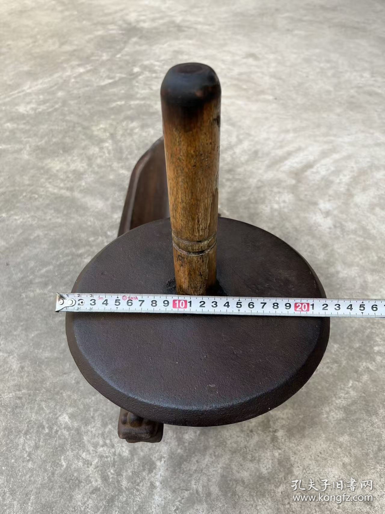 旧藏 铸铁【中醫 龍形藥碾】，个体硕大、腹侧部“大清乾隆三年造”字样，尺寸重量如图！