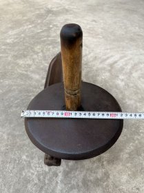 旧藏 铸铁【中醫 龍形藥碾】，个体硕大、腹侧部“大清乾隆三年造”字样，尺寸重量如图！