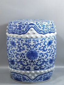 清代乾隆时期 青花缠枝莲纹瓷凳