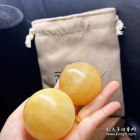 天然玉石把球强身健体，，大玉石把球，2个合售，，，天然的有天然石纹，这种纯正的米黄玉玉石！，长5cM，