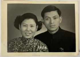 【老照片】1957年夫妻合影照（女生衣服很漂亮，有民国知识分子遗风）--赠照见背题。