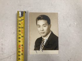 约六十年代香港著名男影星演员 周聪亲笔签名黑白银盐老照片 (尺寸 ; 12.7*8.8cm) 该照片背面盖有沙龙摄影九龙加连威老道64号蓝色印章