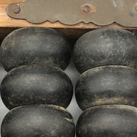 60年代勤俭牌13档算盘，长36宽18高3.3厘米，很重有1250克，珠子好像是塑胶的，铜包角不松动，整体完好（品如图）