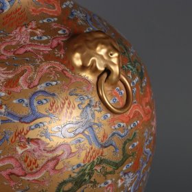 清乾隆年制金地粉彩百龙纹兽耳尊