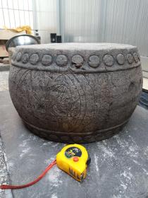清代青石鼓，个大，工好，如图所示，鼓面直径33.6厘米，价优