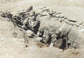 民国照片：军人扛着膏药旗，在战壕里休息，包扎伤口，尺寸13.6*8.8cm
