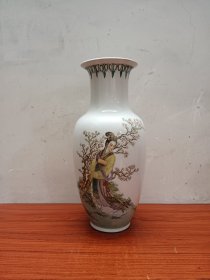 非常漂亮的七十年代手绘仕女瓷瓶