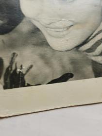 何莉莉，黑白照片一张。。邵氏“新十二金钗”之一，1946年出生于江苏南京，祖籍安徽庐江，幼年移居台湾。1965年被导演袁秋枫发掘，参与电影《兰屿之歌》，正式投身娱乐圈。同年加入邵氏电影公司。曾出演电影《文素臣》《十四女英豪》《爱奴》，引起国际影坛注目。正当何莉莉事业如日方中之际，她却选择退出影圈下嫁船运业巨子赵世光，从此息影。。